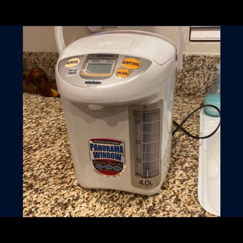 Boiling water dispenser for tea/coffee